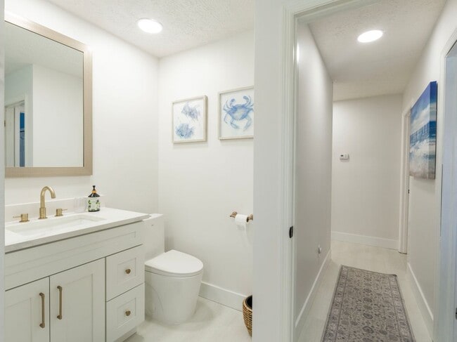 Building Photo - 1123 SW Oak Hollow Ct