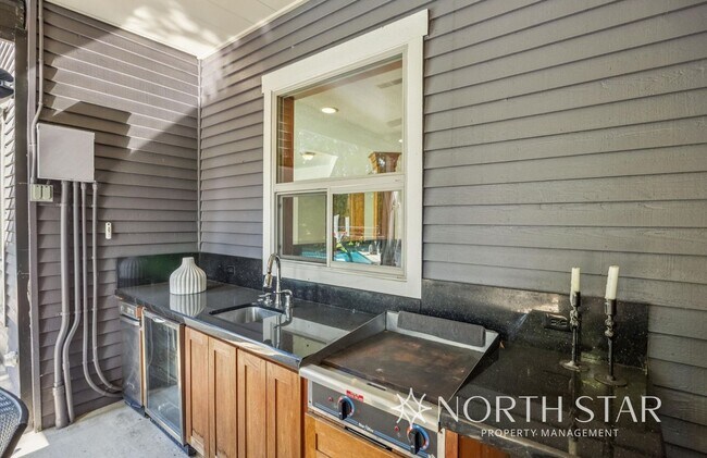 Building Photo - Stunning Bull Mountain Estate