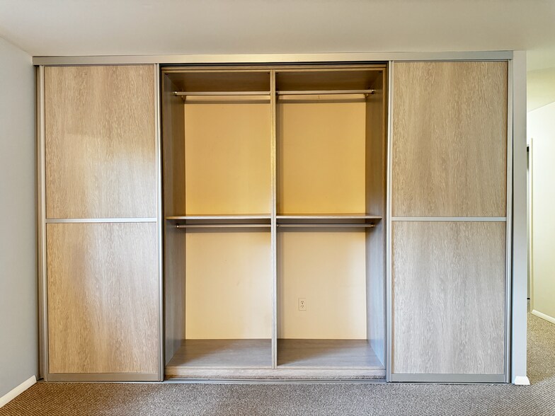 Closet 0pen 2d view - 5 Templar Ct