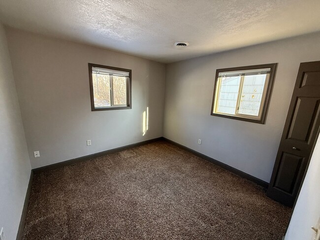 Building Photo - Large remodeld ranch style 3 bed 1 bath ho...