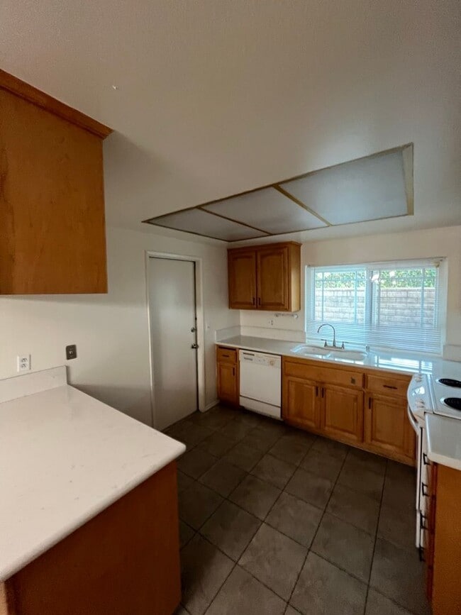 Building Photo - Beautiful 4 Bd Townhouse