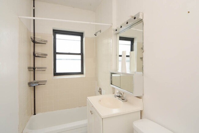 Building Photo - 3011 N Racine Ave