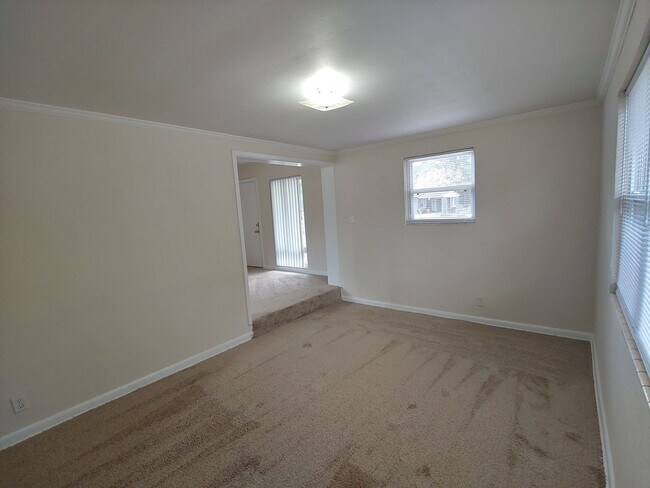 Building Photo - Cute 3BR/1BA cottage with central heat & a...
