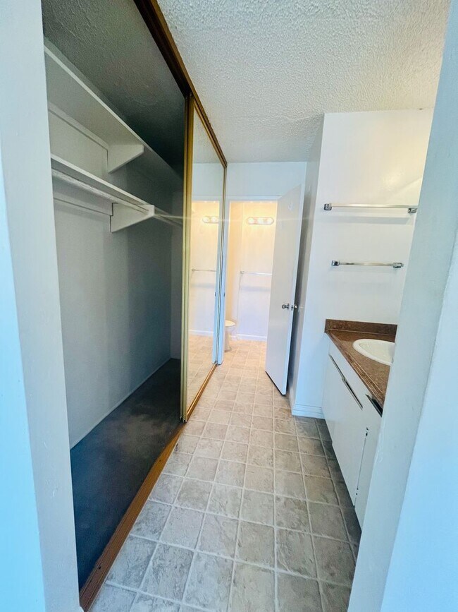 Building Photo - LARGE AND BRIGHT 2BD/2BA CONDO AVAILABLE I...