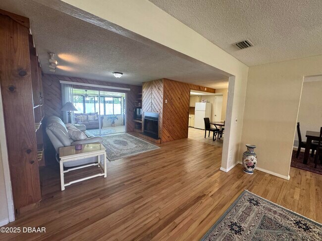 Building Photo - 730 Lindenwood Cir E