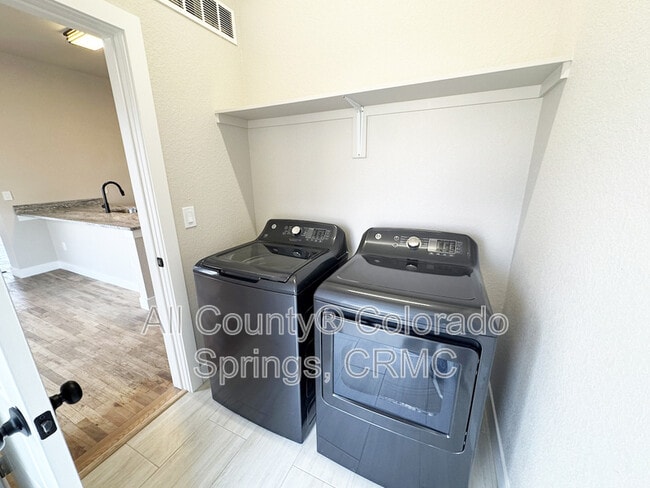 Building Photo - 330 E Cache La Poudre St