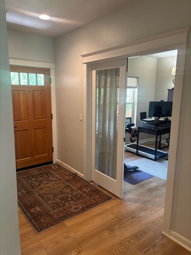 Building Photo - 3 Bedroom House with Large Bonus Room and ...
