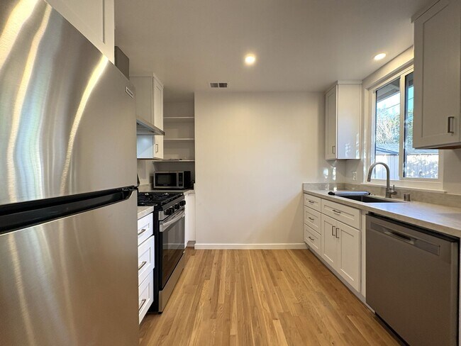 Building Photo - Charming Palo Alto Home with Renovated Kitchen & Spacious Backyard