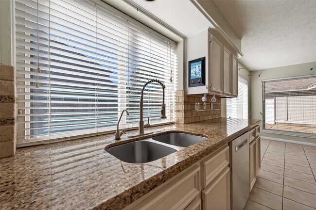 Building Photo - 1918 Shadow Forest Dr