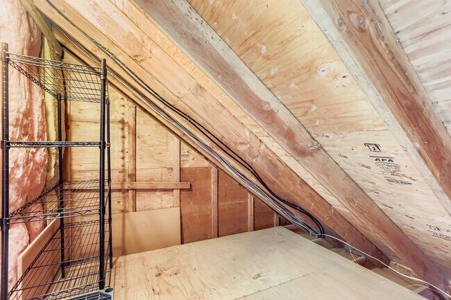 Building Photo - Spacious Bethany Home with Attached Garage, Fenced Yard, Washer/Dryer Included