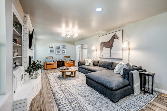 Primary Photo - 11 N Pecan Dr