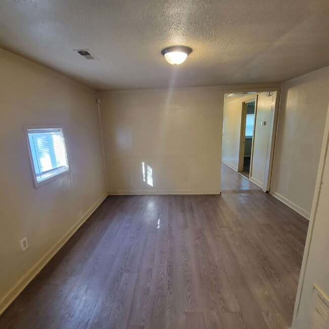Building Photo - 4BR Mars Hill House! Must See!
