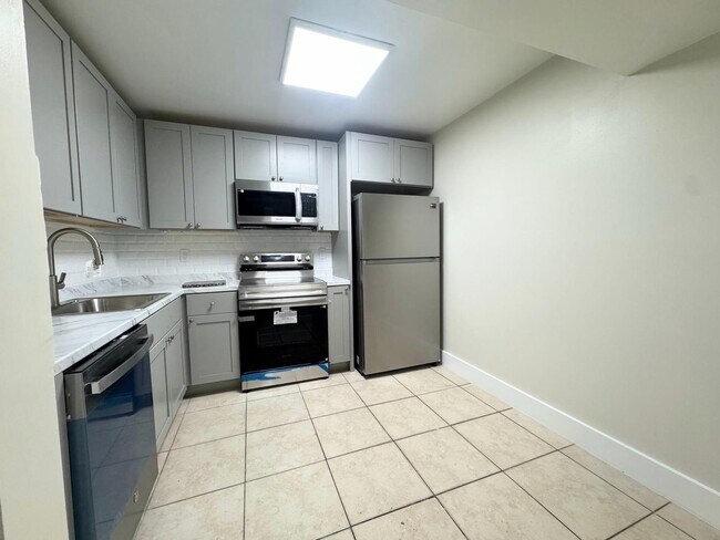 Building Photo - 711 N Pine Island Rd