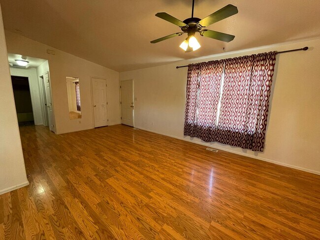 Building Photo - 429 S Oak Creek Dr
