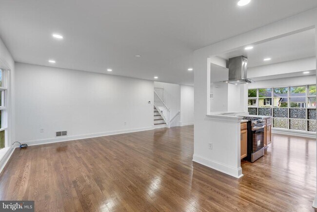 Building Photo - 1402 Mullins St