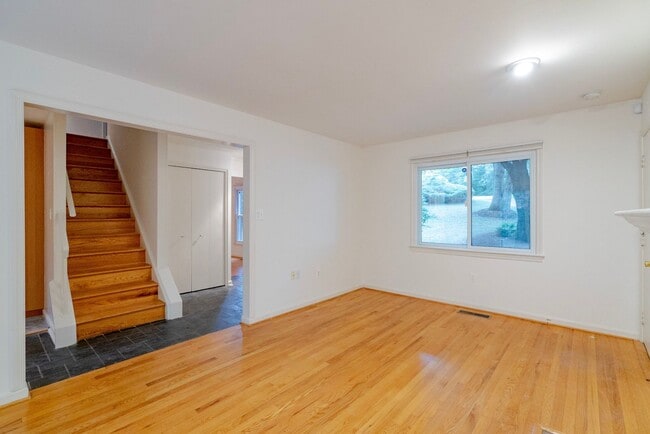 Building Photo - Fabulous 4 Bed 2.5 Bath Colonial With Pati...