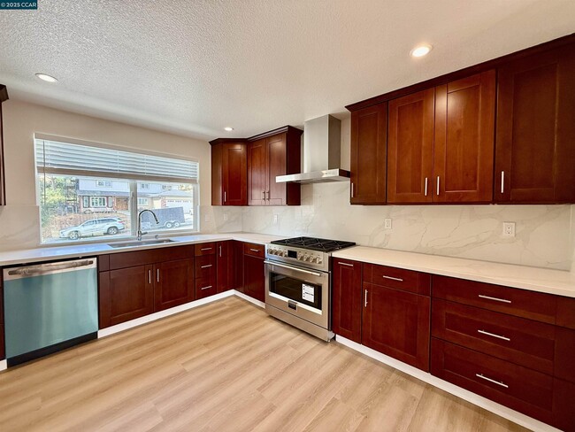 Building Photo - 148 Lancaster Way