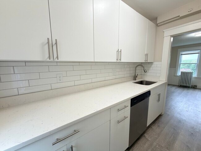 Building Photo - 4 Glade St