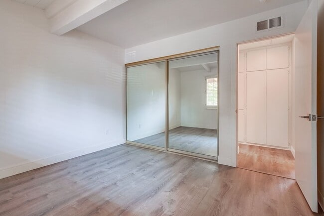 Building Photo - Gorgeous Upper Unit Condo in Fairway Knoll...