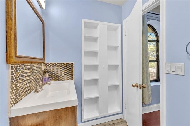 Building Photo - 5575 Milam Rd