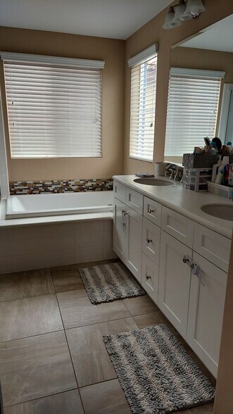 Building Photo - 561 Moonlight Dr