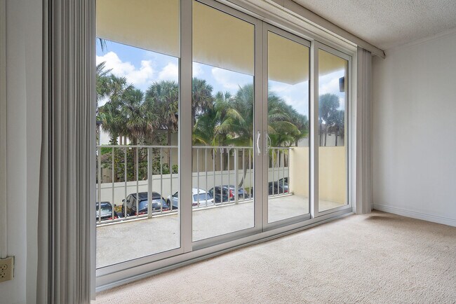 Building Photo - 630 Ocean Dr