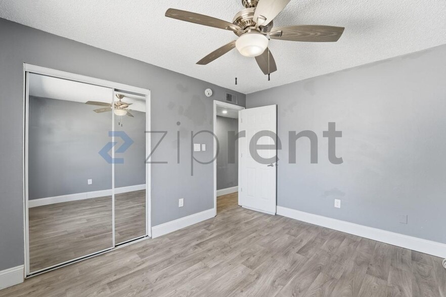 Building Photo - Unit