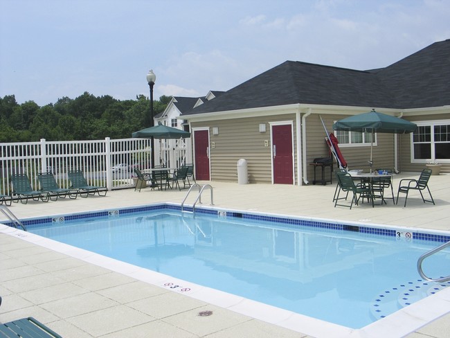 Pool & Sun Deck - Woodbridge Commons Apartments