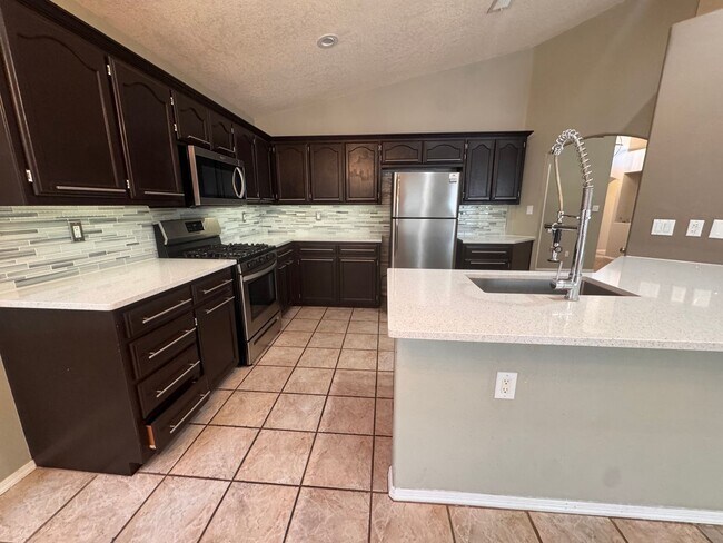 Building Photo - Beautiful 3 Bedroom, 2 Bathroom, 3 Car Garage
