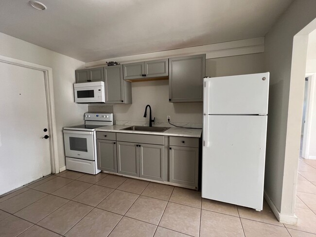 Building Photo - 2/1 Duplex