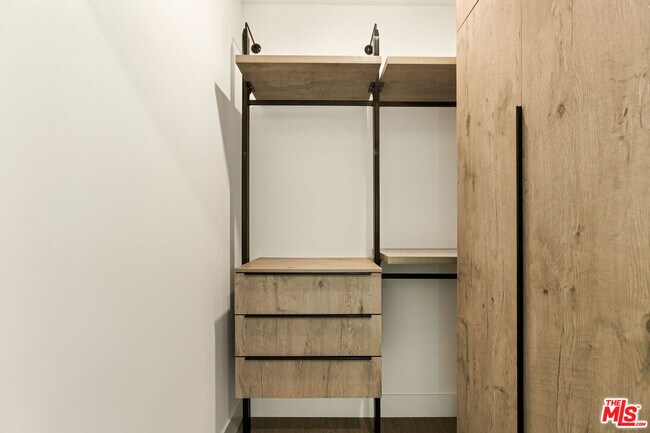 Building Photo - 837 S Harvard Blvd