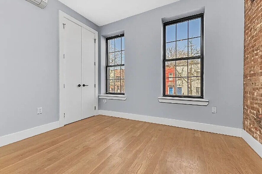 Building Photo - 540 Bainbridge St.