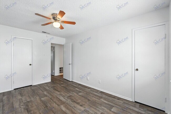 Building Photo - 326 Candlewood Ln