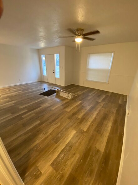 Building Photo - 2047 Farola Dr