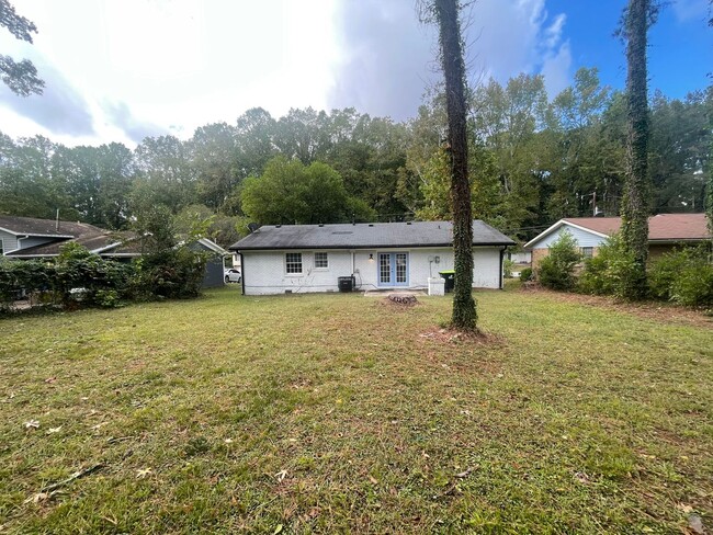 Building Photo - Cute and Cozy in College Park!