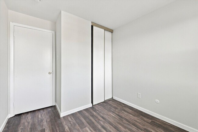 Building Photo - 1424 Valley Dr