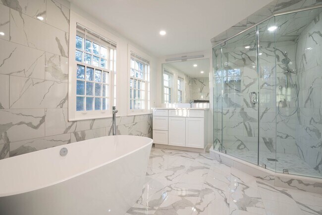 Building Photo - No place like THIS LISTING!! 8 bed 5.5 bath!