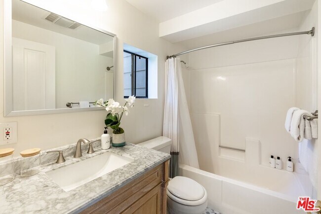 Building Photo - 21338 Colina Dr