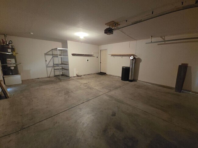Building Photo - 3 bedroom/2bath home in quiet neighbothood
