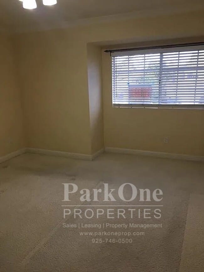 Building Photo - Nicely Updated Townhouse in Concord Availb...
