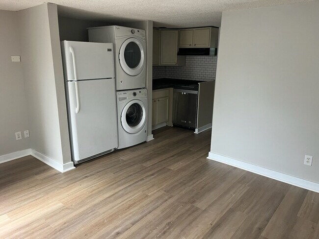 Building Photo - "Charming 1-Bedroom Retreat in Nashville – Cozy 720 sq. ft. Haven!"