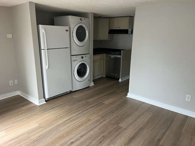 Building Photo - Charming 1-Bedroom Retreat in Vibrant Nashville – Cozy 720 Sq Ft Haven with Garage Access!