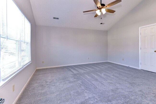 Building Photo - 910 Charlotte Dr