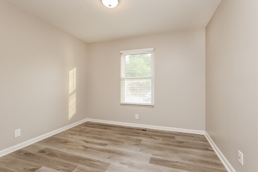 Building Photo - 5173 Roxborough Dr