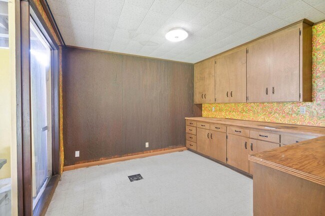 Building Photo - Quaint, inviting 4-bdrm/2-bath home in Cloverdale. Serene living, huge yard, covered patio