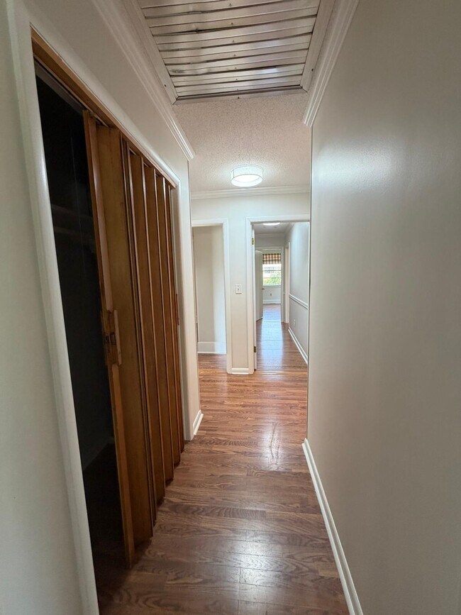 Building Photo - 524 Graycroft Dr SW