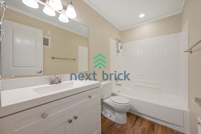 Building Photo - Bright & Remodeled Bellevue Condo | Steps to Downtown | Garage Included