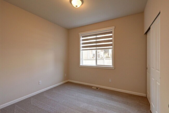 Building Photo - Well Maintained House Tucked Away on Dead-End Street Available!