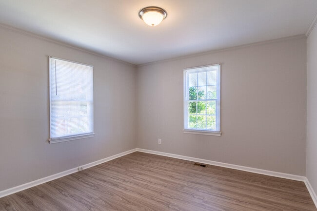 Building Photo - 1032 Bedford Dr