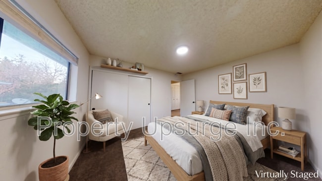 Building Photo - 905 Lakeside Dr
